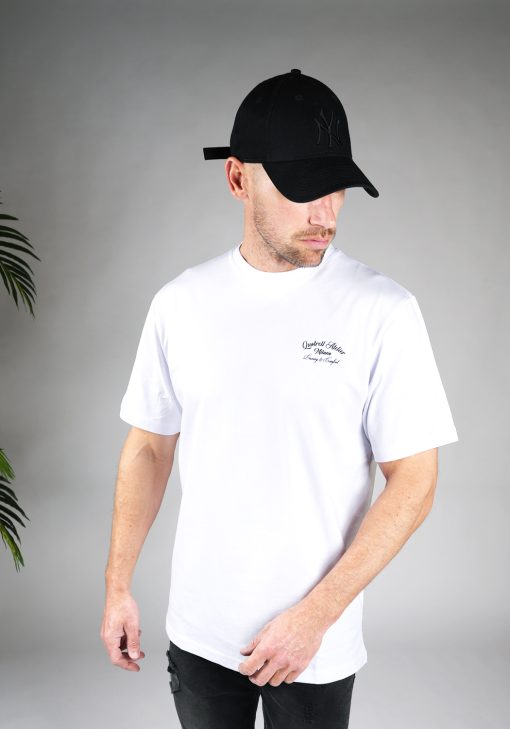Vooraanzicht van model gekleed in een wit T-shirt met donkere tekst op de linkerborst.