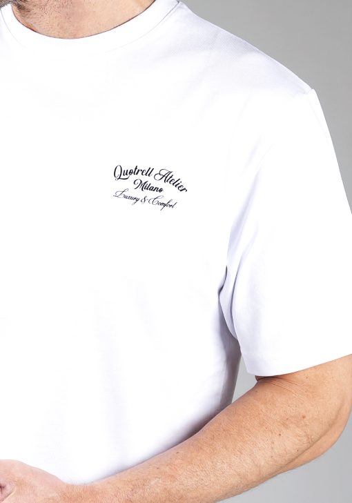 Vooraanzicht close-up van T-shirt in witte kleur met donkere tekst op de linkerborst.