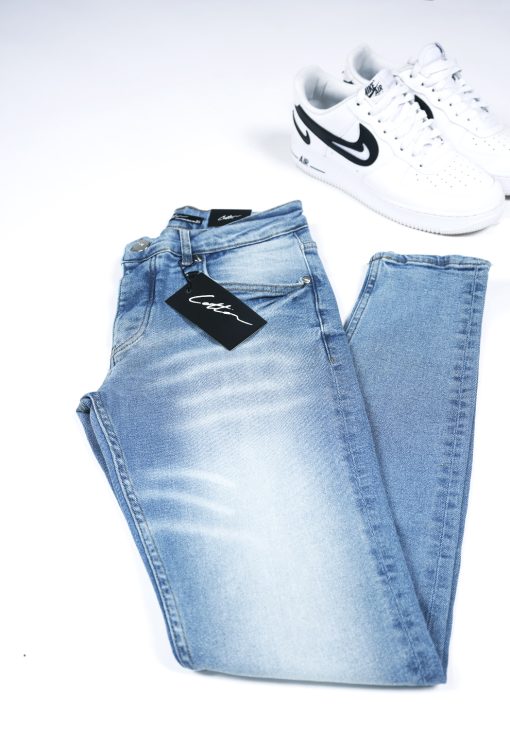 Opgevouwen lichtblauwe heren skinny jeans van stretch stof. Voorzien van vier zakken, knoopsluiting en riemlussen.