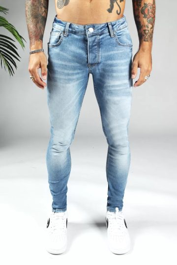 Voorkant lichtblauwe heren skinny jeans van stretch stof. Voorzien van vier zakken, knoopsluiting en riemlussen.