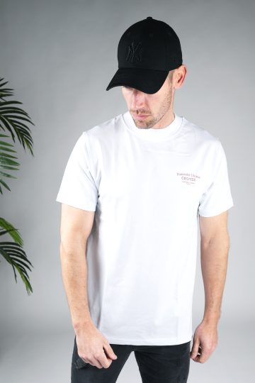 Vooraanzicht van heren T-shirt in witte kleur, met een ronde hals en een box fit pasvorm. Het T-shirt is voorzien van rode tekst op de linkerborst.