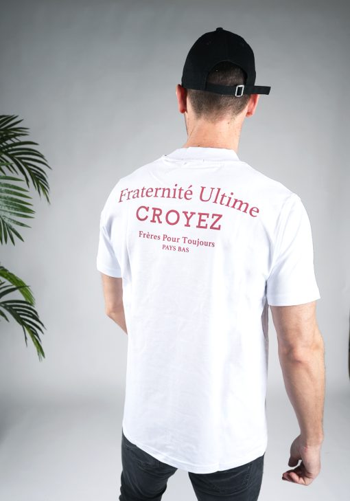 Achteraanzicht van heren T-shirt in witte kleur, met een ronde hals en een box fit pasvorm. Het T-shirt is voorzien van rode tekst op de achterkant.