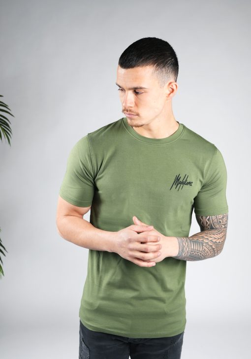 Vooraanzicht van model gekleed in een heren T-shirt in groene kleur, met ronde hals en een slim fit pasvorm. Het T-shirt is voorzien van het MALELIONS-logo op de linkerborst in het zwart.