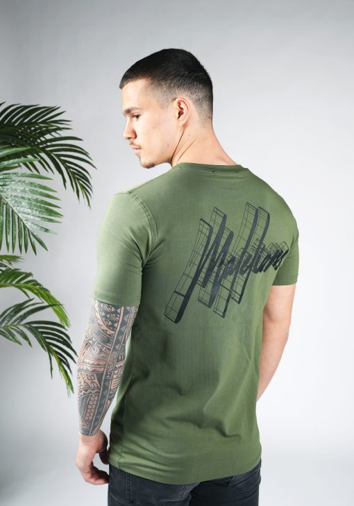 Schuin achteraanzicht van model gekleed in een heren T-shirt in groene kleur, met ronde hals en een slim fit pasvorm. Het T-shirt is voorzien van het MALELIONS-logo op de achterkant.
