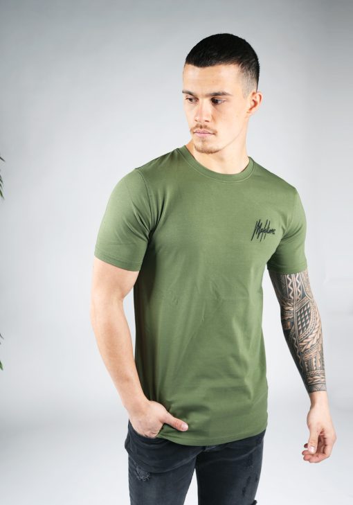 Vooraanzicht van model gekleed in een heren T-shirt in groene kleur, met ronde hals en een slim fit pasvorm. Het T-shirt is voorzien van het MALELIONS-logo op de linkerborst in zwarte kleur.