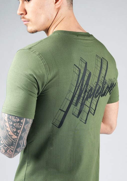 Close-up van schuin achteraanzicht van model gekleed in een heren T-shirt in groene kleur, met ronde hals en een slim fit pasvorm. Het T-shirt is voorzien van het MALELIONS-logo op de achterkant.