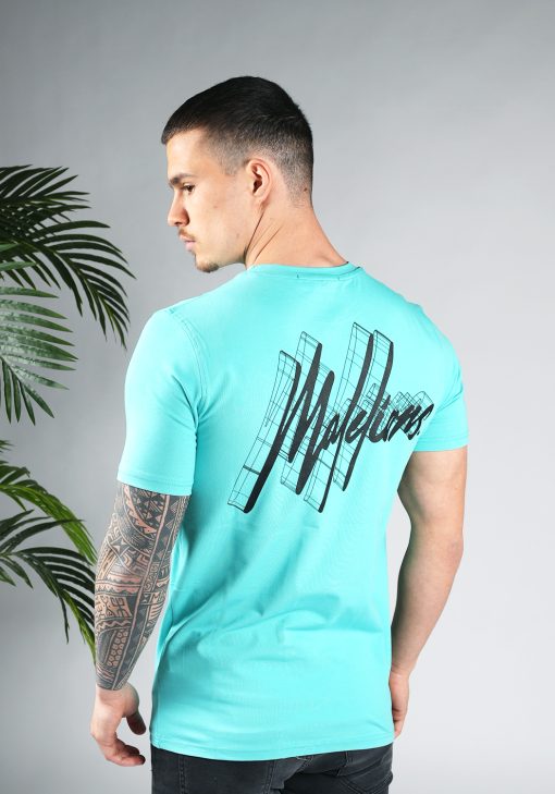 Achteraanzicht van model gekleed in een heren T-shirt in turquoise kleur, met ronde hals en een slim fit pasvorm. Het T-shirt is voorzien van het MALELIONS-logo op de achterkant.