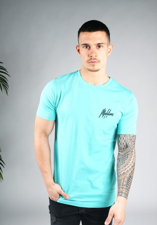 Vooraanzicht van model gekleed in een heren T-shirt in turquoise kleur, met ronde hals en een slim fit pasvorm. Het T-shirt is voorzien van het MALELIONS-logo op de linkerborst.
