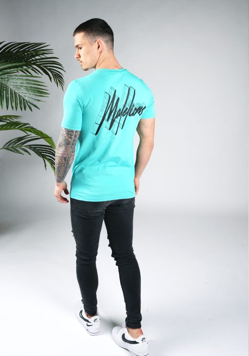 Totaal achteraanzicht van model gekleed in een heren T-shirt in turquoise kleur, met ronde hals en een slim fit pasvorm. Het T-shirt is voorzien van het MALELIONS-logo op de achterkant.