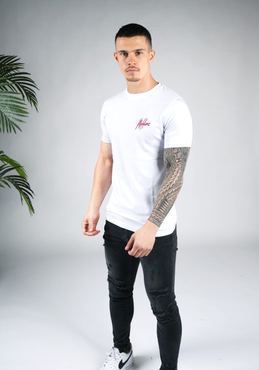 Linker vooraanzicht van model gekleed in een heren T-shirt in witte kleur, met ronde hals en een slim fit pasvorm. Het T-shirt is voorzien van het MALELIONS-logo in rode kleur op de linkerborst.