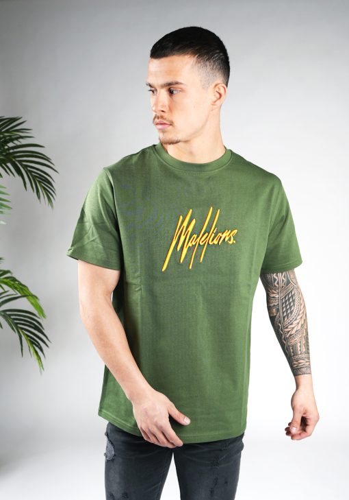 Vooraanzicht van model gekleed in een heren T-shirt in groene kleur, met een ronde hals en een relaxed fit pasvorm. Het T-shirt is voorzien van het Malelions-logo in het oranje op de borst.