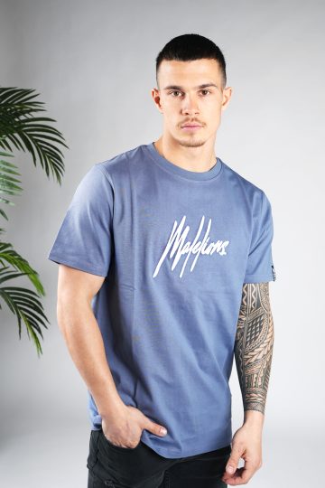 Rechter vooraanzicht van model gekleed in een blauw gekleurd heren T-shirt. Het T-shirt is voorzien van het MALELIONS-logo op de borst in witte kleur en een relaxed fit pasvorm.
