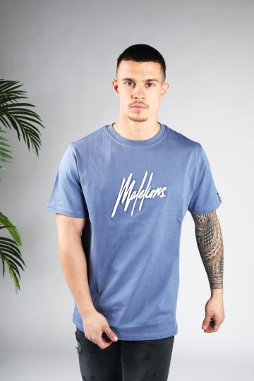 Vooraanzicht van model gekleed in een blauw gekleurd heren T-shirt. Het T-shirt is voorzien van het MALELIONS-logo op de borst in witte kleur en een relaxed fit pasvorm.