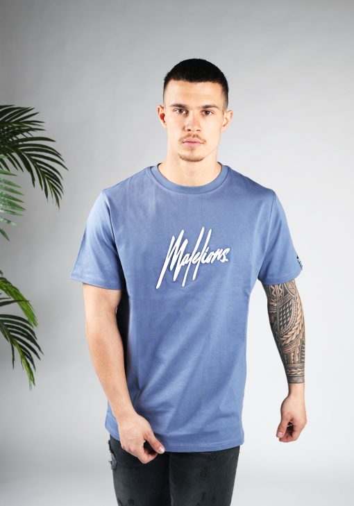 Vooraanzicht van model gekleed in een blauw gekleurd heren T-shirt. Het T-shirt is voorzien van het MALELIONS-logo op de borst in witte kleur en een relaxed fit pasvorm.