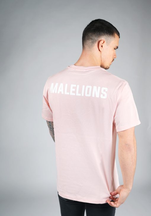 Achteraanzicht van model gekleed in een lichtroze gekleurd heren T-shirt. Het T-shirt is voorzien van het MALELIONS-logo op de borst in witte kleur op de achterkant.