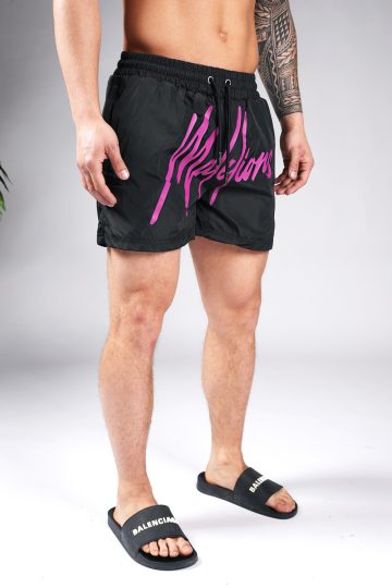Rechter vooraanzicht van model gekleed in zwarte swimshorts met het grote paarse Malelions logo op de voorkant.