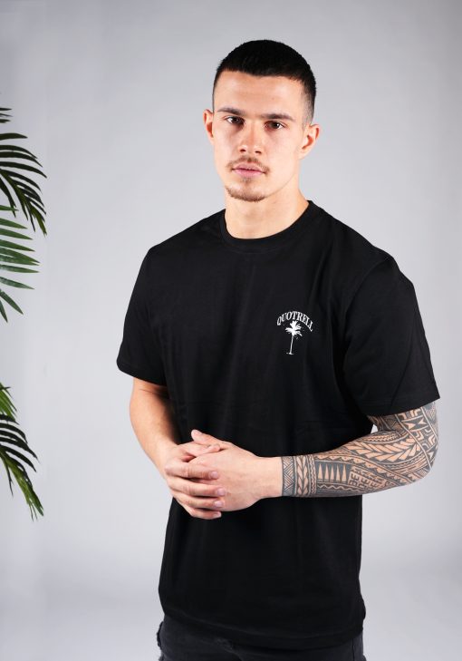 Vooraanzicht van een heren T-shirt in zwarte kleur en een ronde hals. Het T-shirt is voorzien van een subtiele palmboom en de merknaam in witte kleur op de linkerborst.