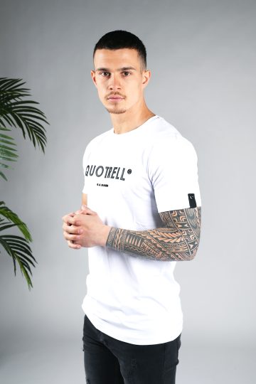 Linker vooraanzicht van heren T-shirt in witte kleur, met ronde hals en een slim fit pasvorm. Het T-shirt is voorzien van het QUOTRELL-logo in zwarte kleur op de borst.