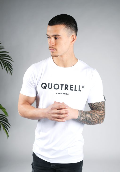 Vooraanzicht van heren T-shirt in witte kleur, met ronde hals en een slim fit pasvorm. Het T-shirt is voorzien van het QUOTRELL-logo in zwarte kleur op de borst.