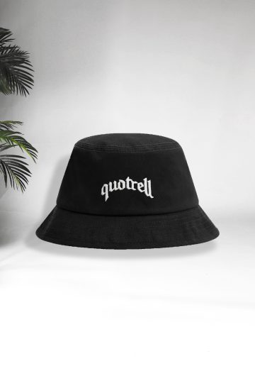 Vooraanzicht van zwarte Quotrell bucket hat met een wit geborduurd logo op de voorkant.