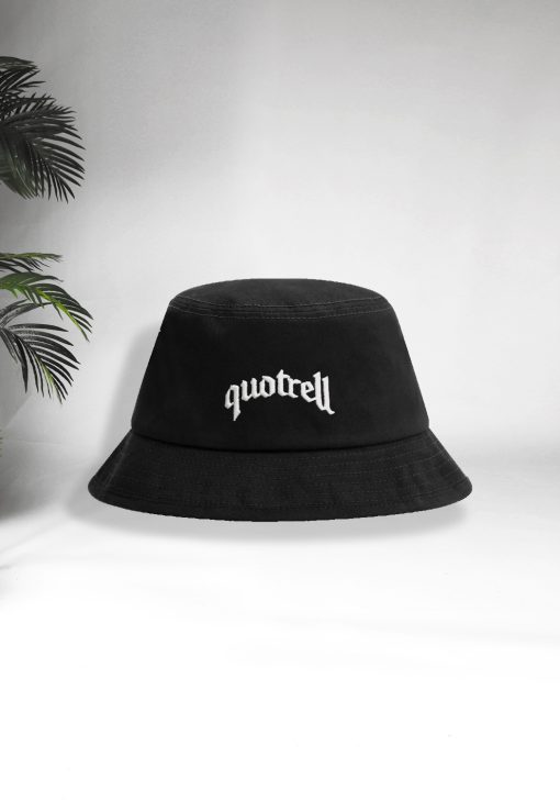 Vooraanzicht van zwarte Quotrell bucket hat met een wit geborduurd logo op de voorkant.