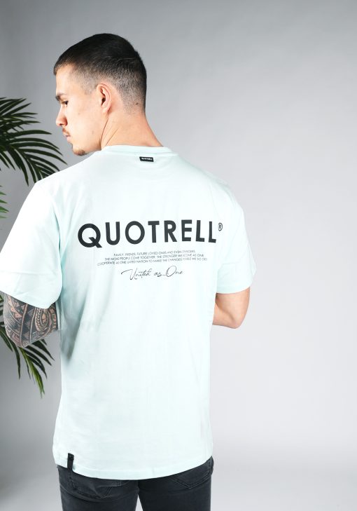 Achteraanzicht van model gekleed in een heren T-shirt in blauwe kleur en met ronde hals. Het T-shirt is voorzien van het QUOTRELL-logo en zwarte tekst op de rug.