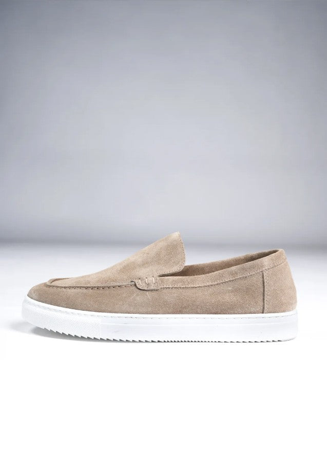 https://cdn.shopify.com/s/files/1/0935/6315/8909/files/LOAFERS_SUEDE_MID--CD1105-BEIGE-1.jpg?v=1771526097 Cotton District LOAFERS SUEDE MID BEIGE