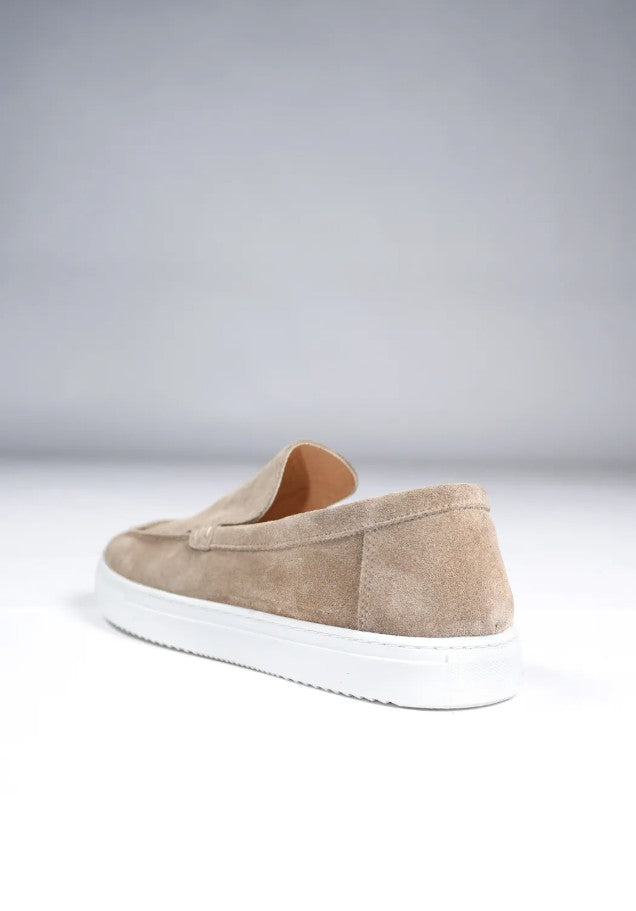 https://cdn.shopify.com/s/files/1/0935/6315/8909/files/LOAFERS_SUEDE_MID--CD1105-BEIGE-3.jpg?v=1771526097 Cotton District LOAFERS SUEDE MID BEIGE