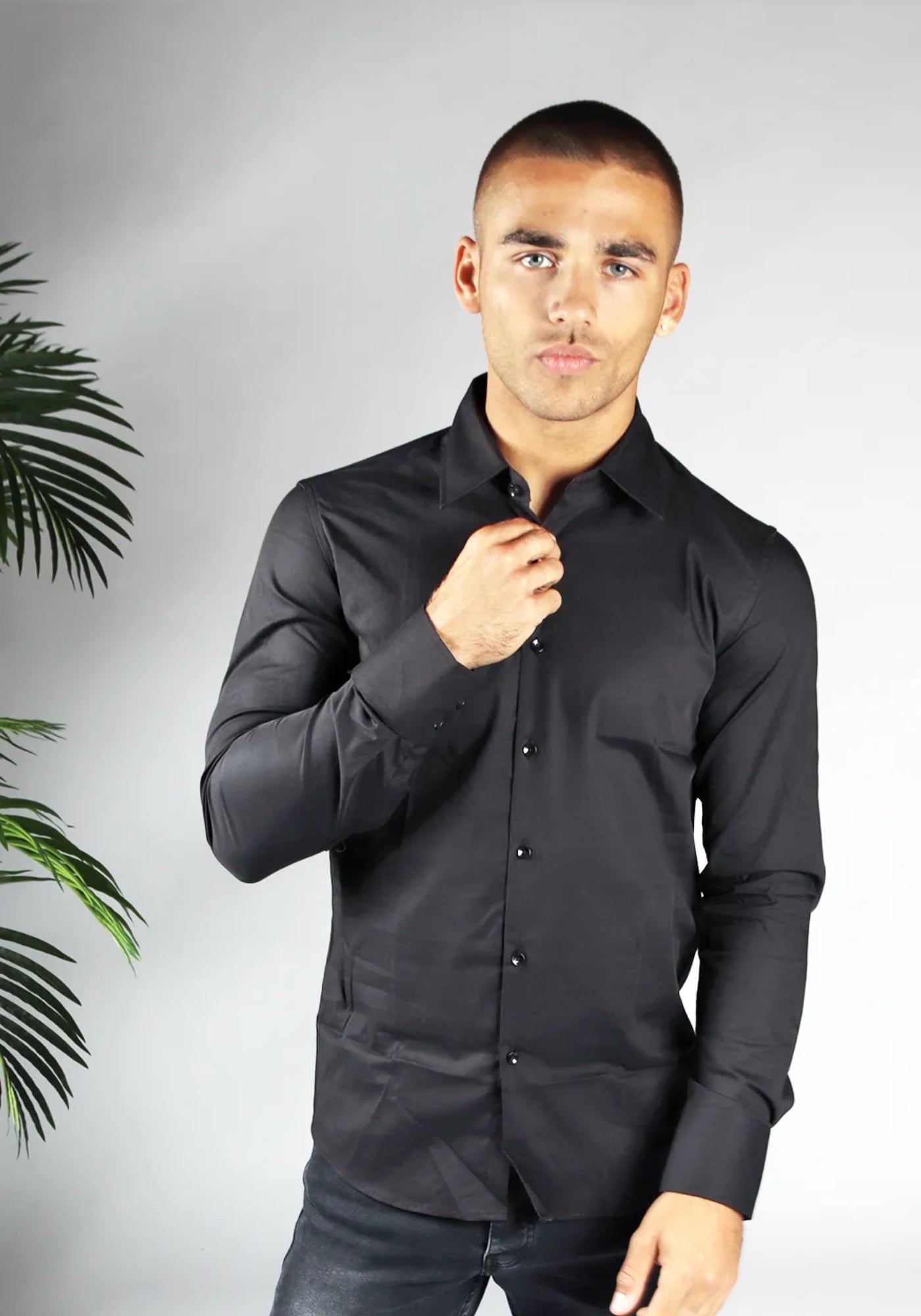 https://cdn.shopify.com/s/files/1/0935/6315/8909/files/SLIMFIT_OVERHEMD-T-Shirts-CD1170-BLACK.jpg?v=1777445603 Cotton District SLIMFIT OVERHEMD T-Shirts BLACK